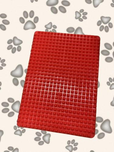 Dogs Life nyalógató szilikon szőnyeg, Lick mat kutyáknak 40 x 29 cm piros - közepes és nagyobb testű kutyák részére